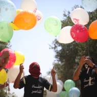 Palestinians prepare arson balloons to attack Israel. (Hassan Jedi/Flash90)